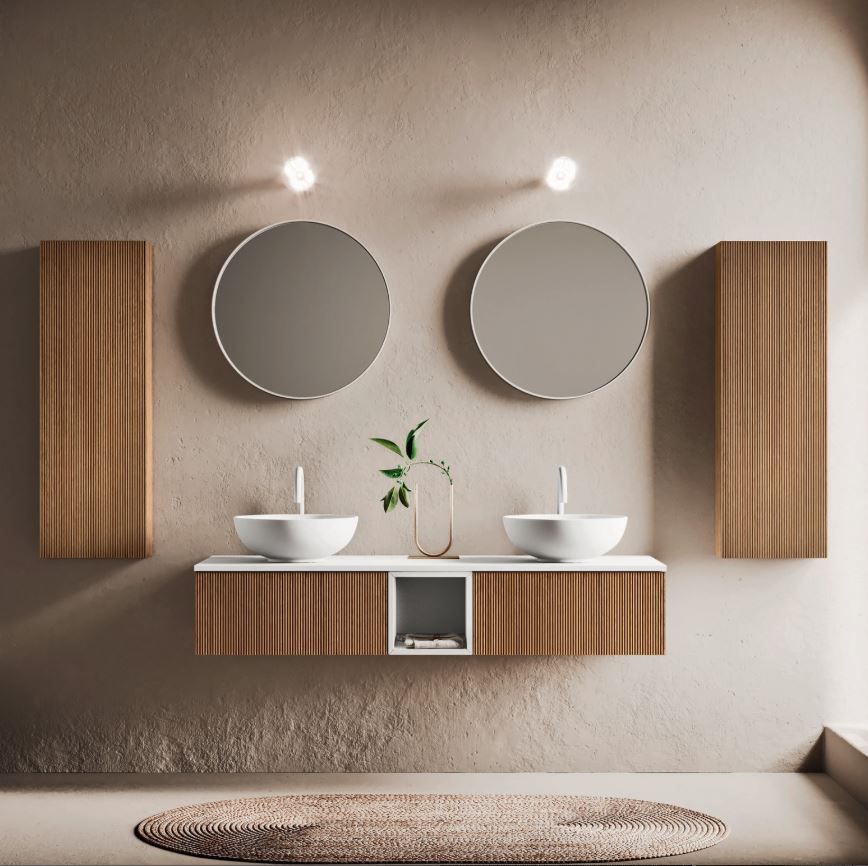 Agencement d’une salle de bains en chêne massif avec une double vasque et des miroirs au-dessus