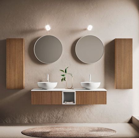 Agencement d’une salle de bains en chêne massif avec une double vasque et des miroirs au-dessus