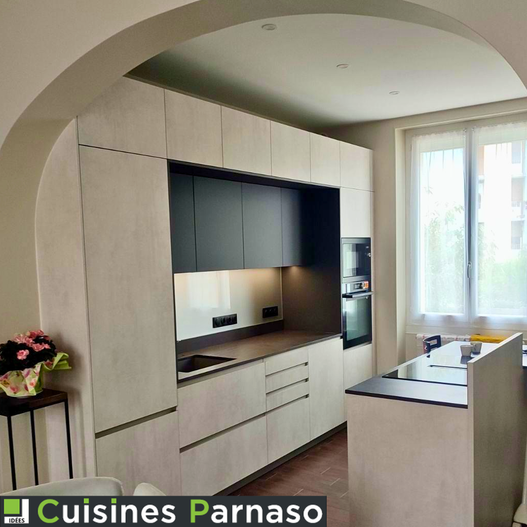 Cuisine équipée béton opale, plan de travail dekton / granit  et table de cuisson aspirante