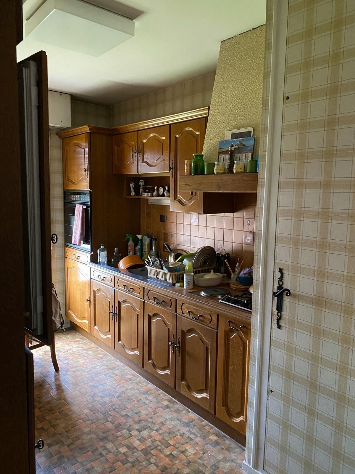 Cuisine en bois ancienne avec du carrelage au sol