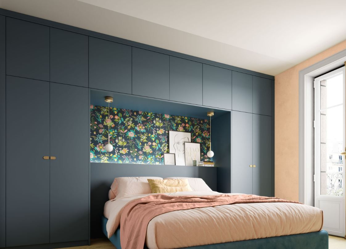 Dressing murale qui encadre un lit