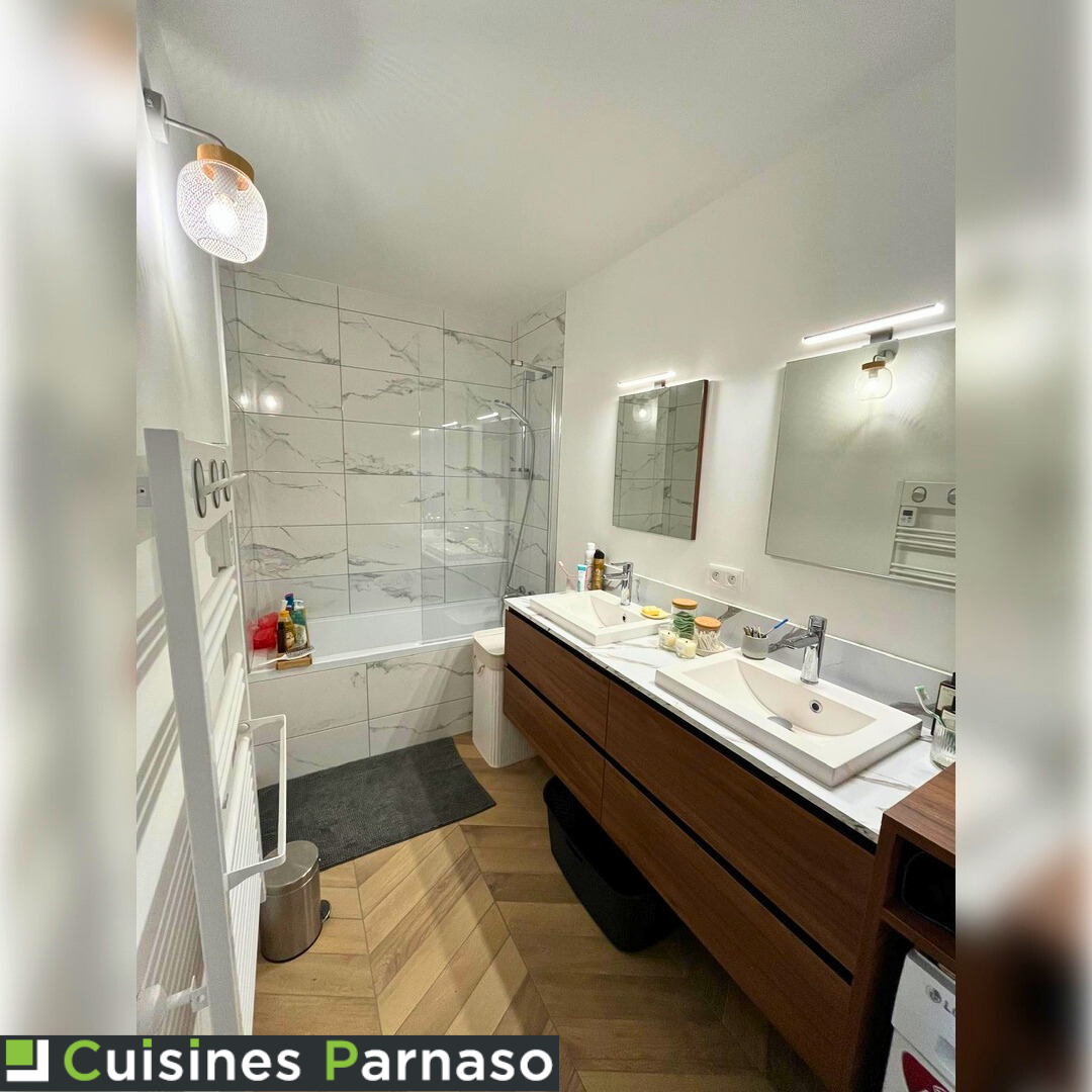 Salle de bains avec  baignoire et double vasque