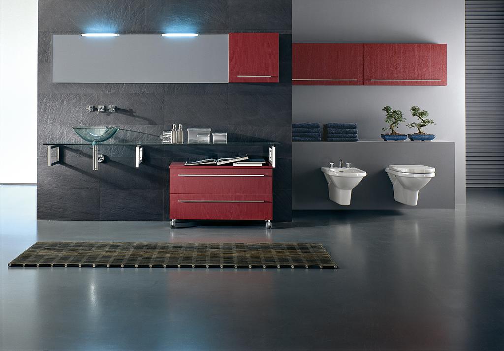Salle de bains avec des placards rouge, des toilettes et un bidet