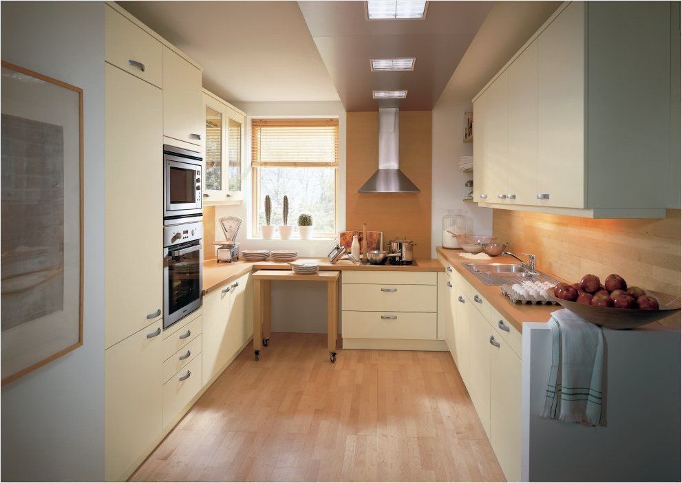 Cuisine équipée avec un sol en parquet
