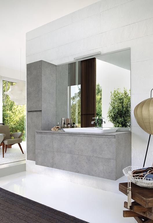 Salle de bains avec un grand miroir et des placards gris