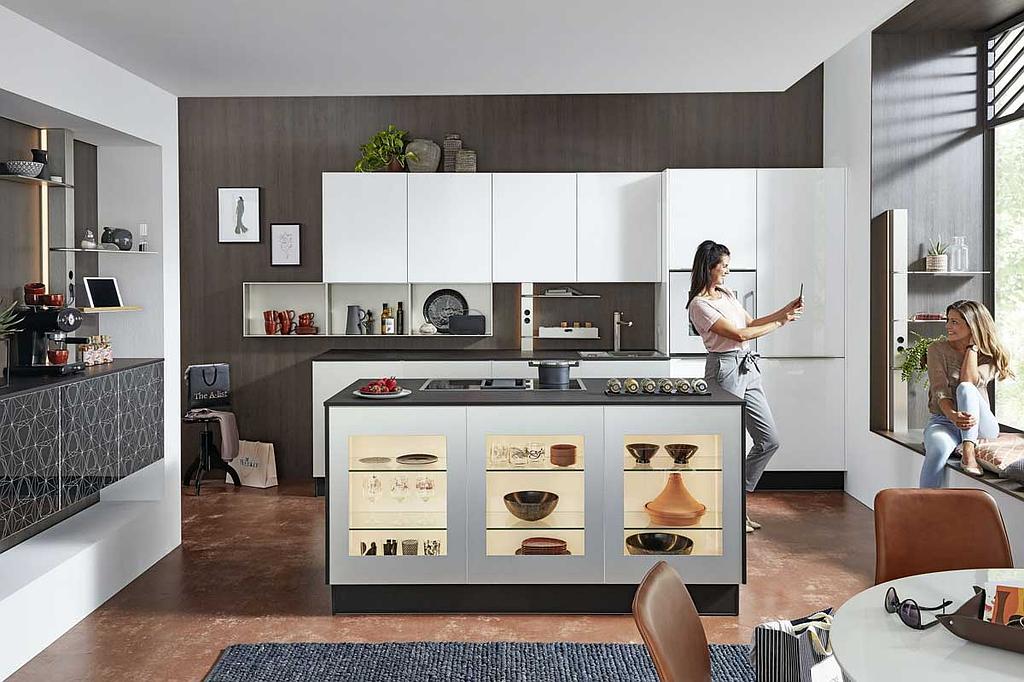Cuisine ouverte avec 2 femmes qui discutent