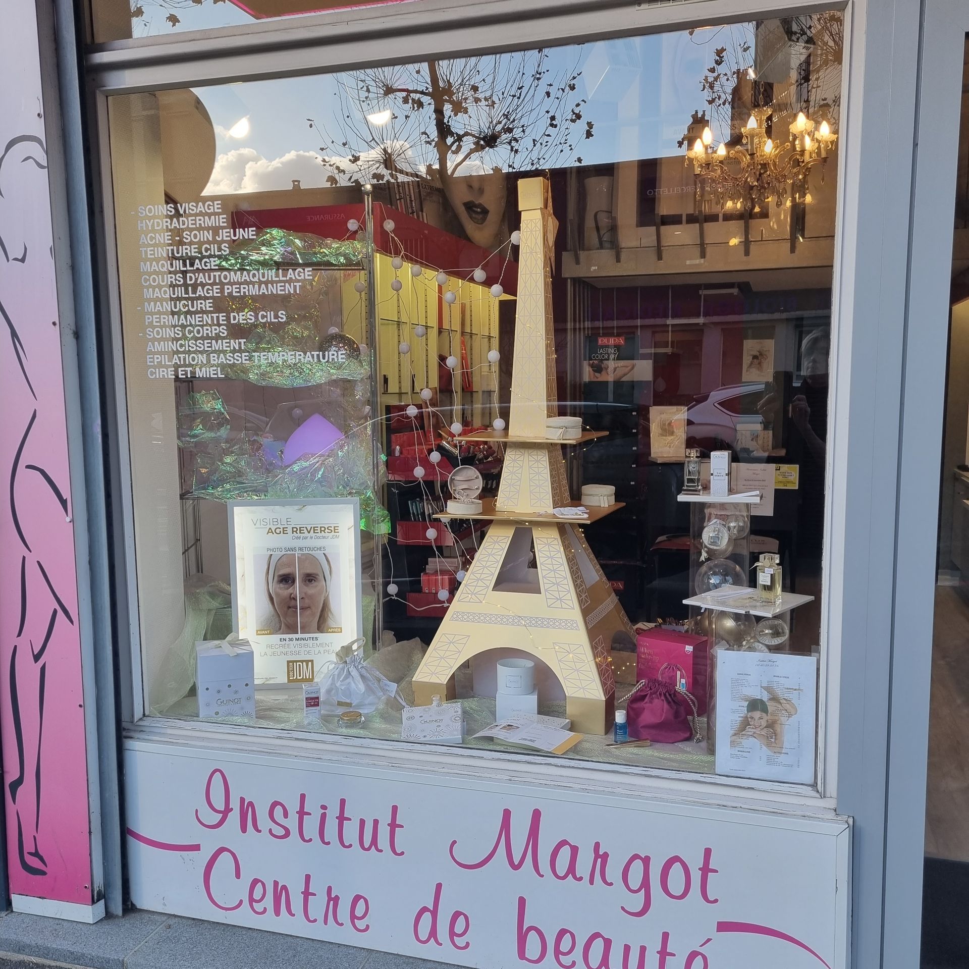 Devanture de l'institut de beauté Margot présentant une décoration avec une tour Eiffel