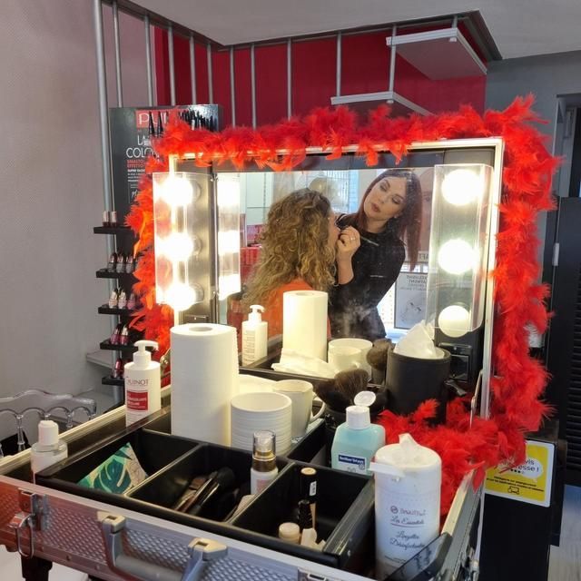 Séance de maquillage devant un miroir