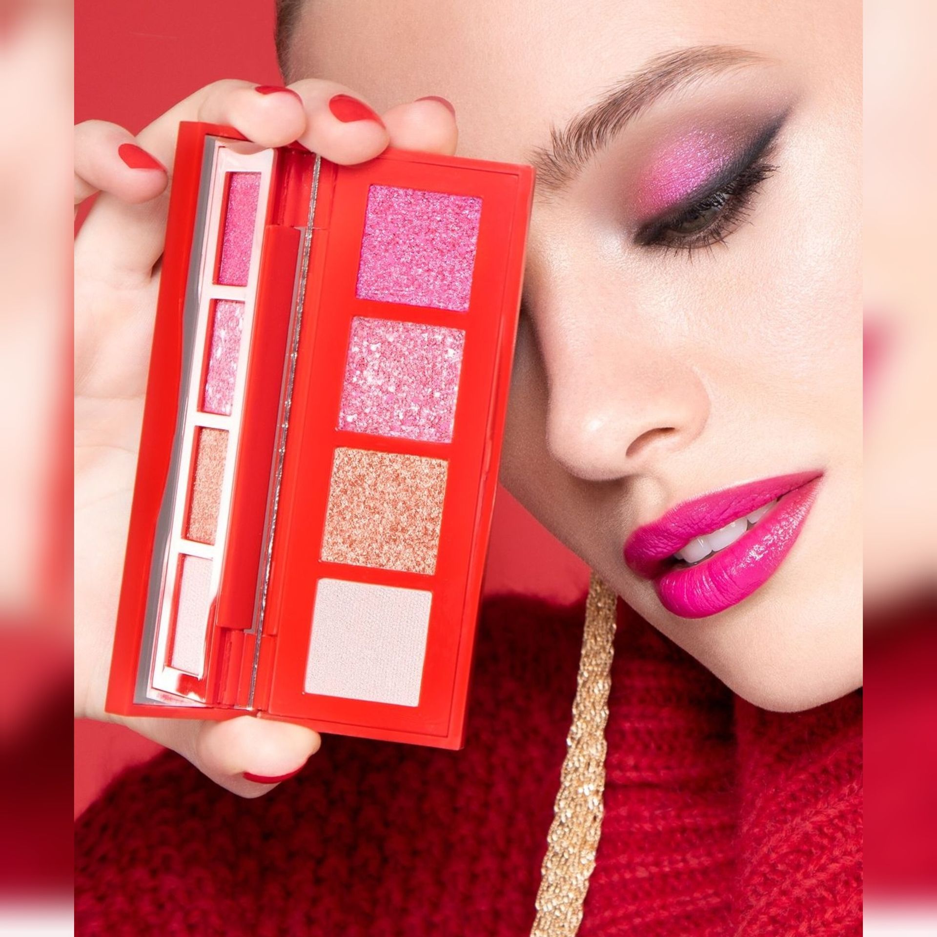 Visage de femme maquillé tenant une palette de fards à paupière