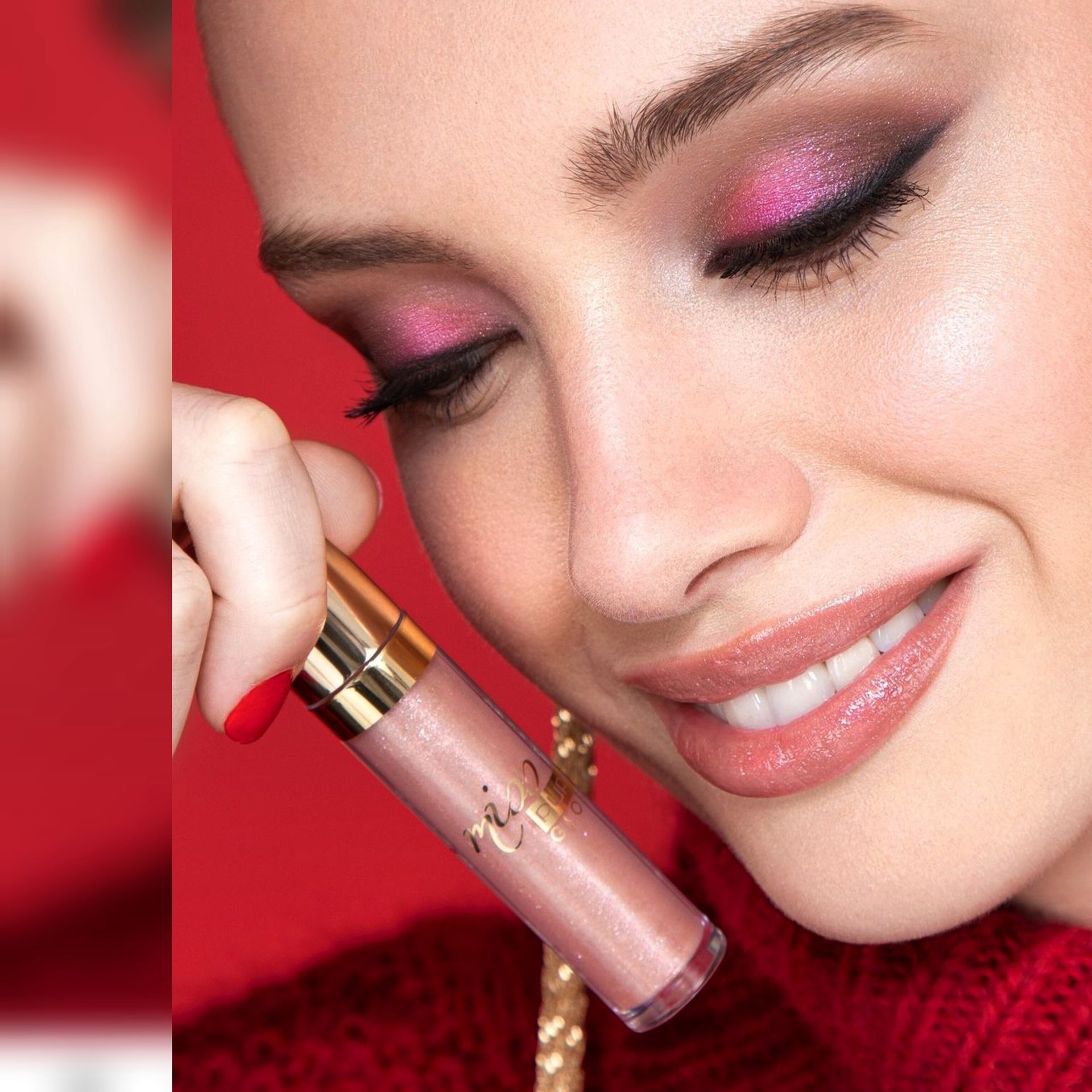 Visage de femme maquillé tenant un tube de rouge à lèvres