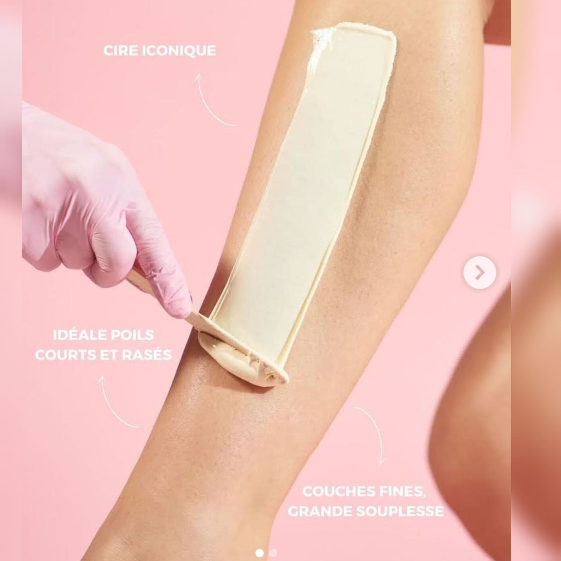 Application de crème d'épilation sur une jambe