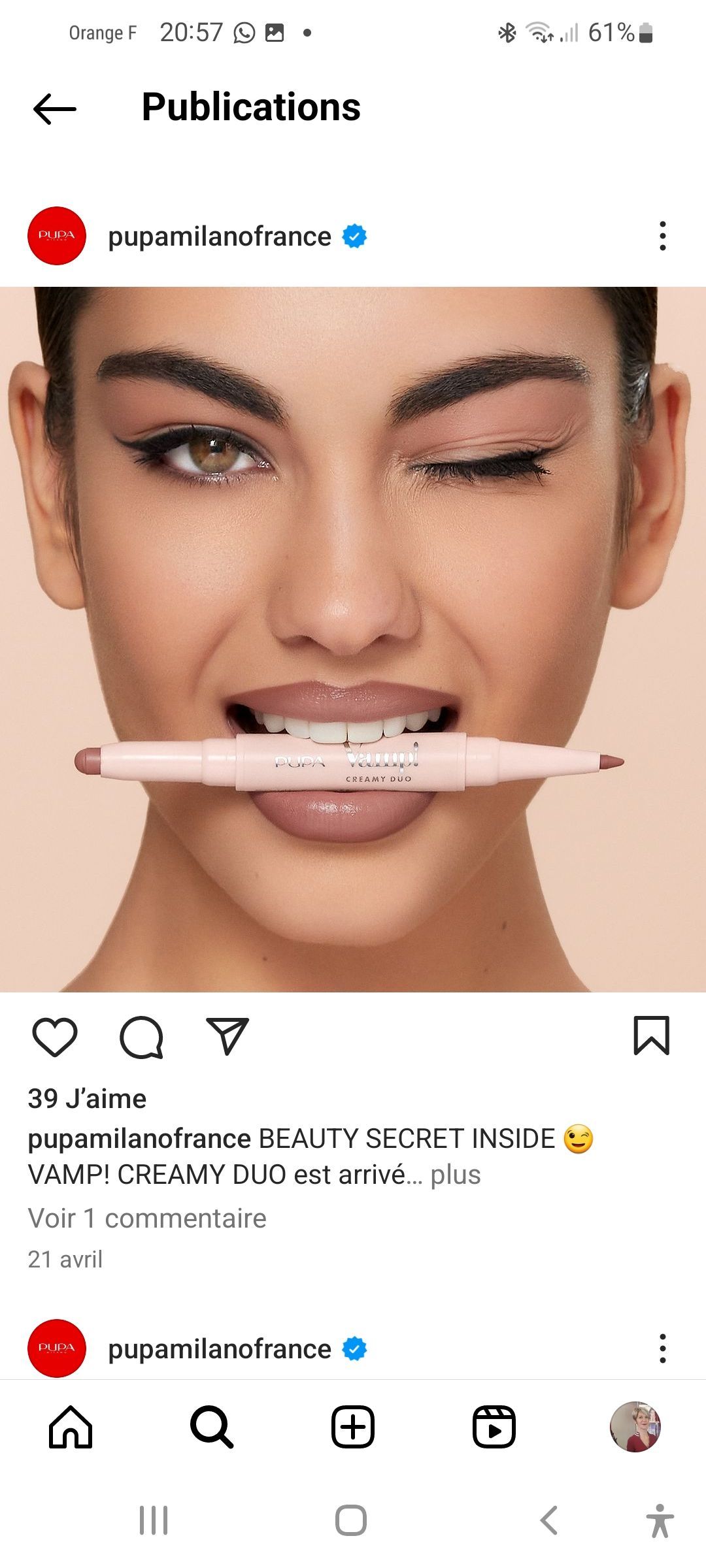 Bas de visage de femme tenant dans sa bouche un crayon de maquillage pour les lèvres