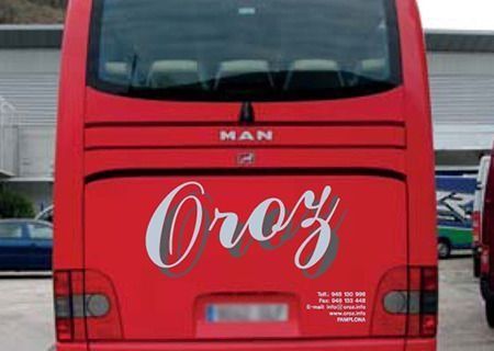 Un autobús rojo está estacionado en un estacionamiento.