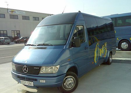 Una camioneta Mercedes azul está estacionada en un estacionamiento