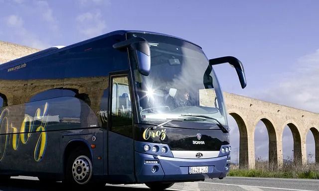 Un autobús azul con la palabra minerales en el lateral.