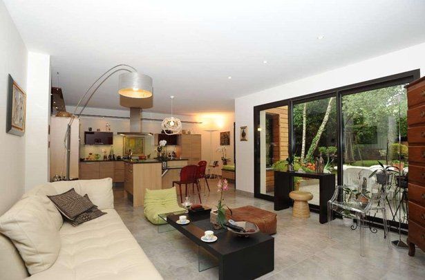 salon avec baie vitrée