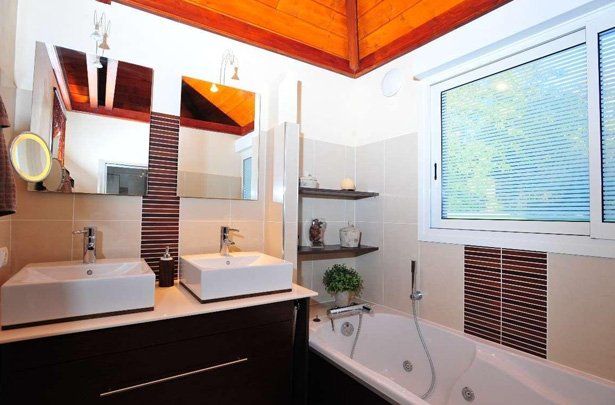 salle de bains avec double vasque