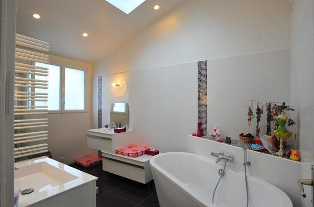 salle de bains avec baignoire