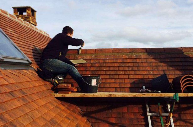 homme sur des tuiles