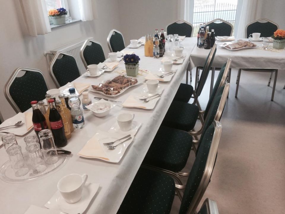 Gedeckte Tafel in einer Trauerhalle