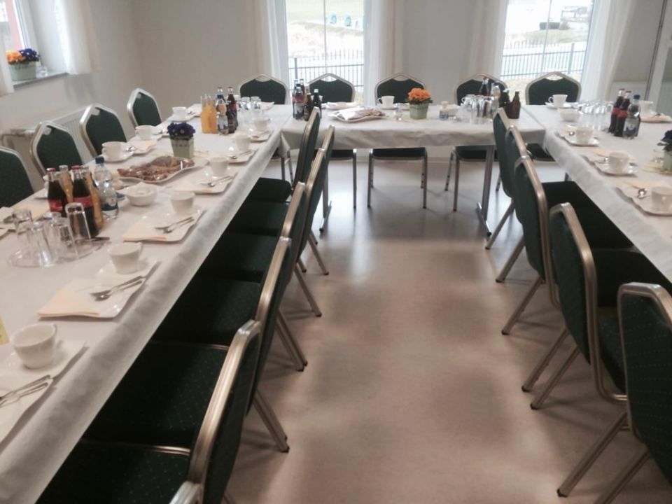 Gedeckte Tafel in einer Trauerhalle