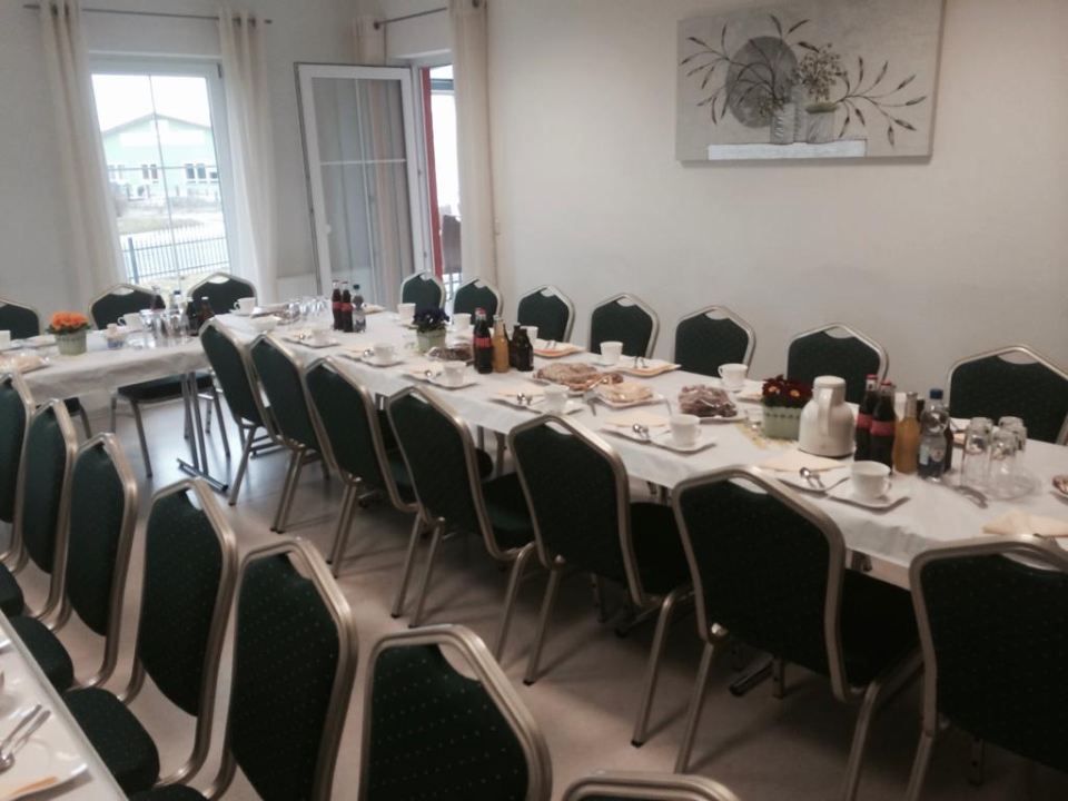 Gedeckte Tafel in einer Trauerhalle