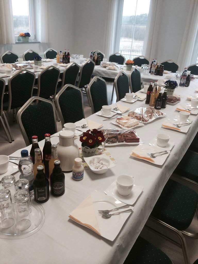 Gedeckte Tafel in einer Trauerhalle