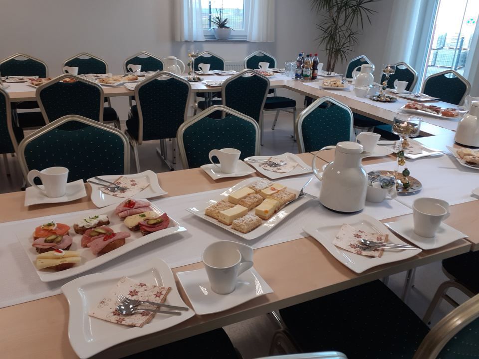 Gedeckte Tafel in einer Trauerhalle