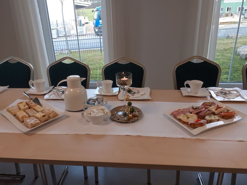 Gedeckte Tafel in einer Trauerhalle