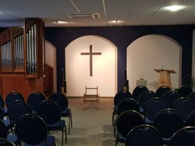 Geschmückter Sarg in einem Bestattungsinstitut