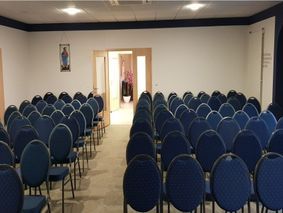 Reihengräber mit Blumen geschmückt