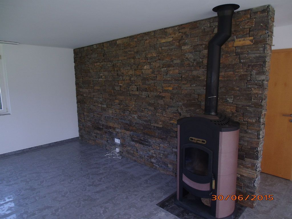 Steinmauer im Wohnzimmer