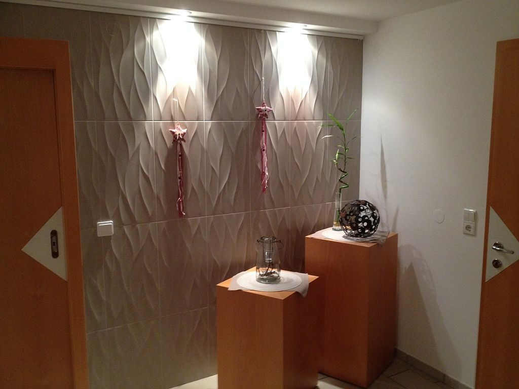 Wohnzimmerwand mit Keramik