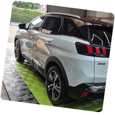 Une photo d'une fenêtre avec une étoile dessus