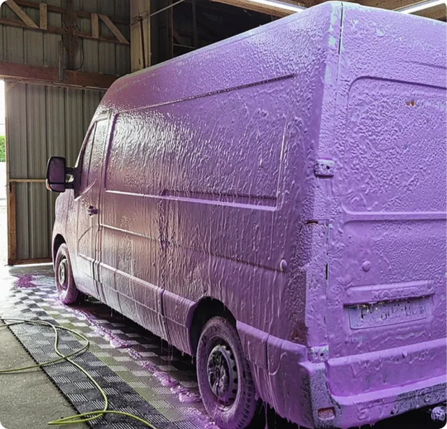 Un salon avec un canapé et une brouette en arrière-plan.