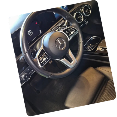 Une cuisine avec une cuisinière et une grande fenêtre