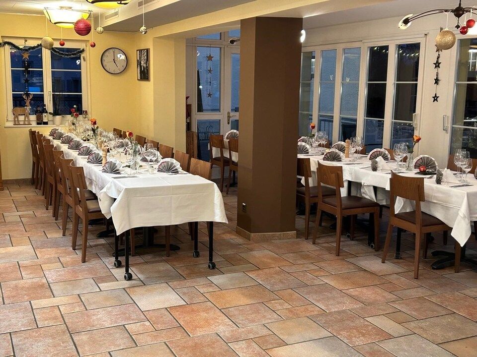 Tische im Innenbereich vom Ristorante Volare