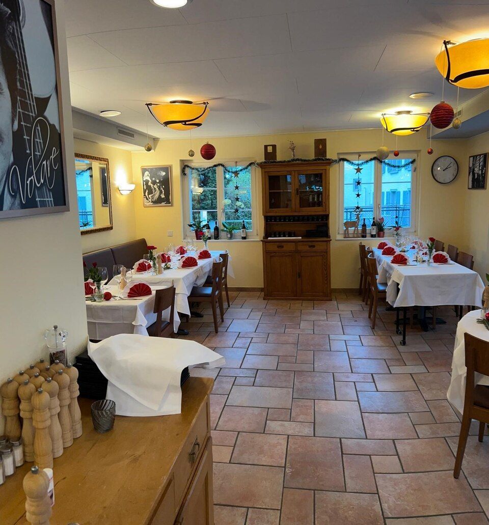 Tische im Innenbereich vom Ristorante Volare