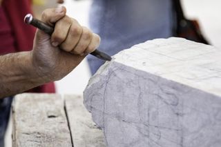 Bildhauer arbeitet an Marmor
