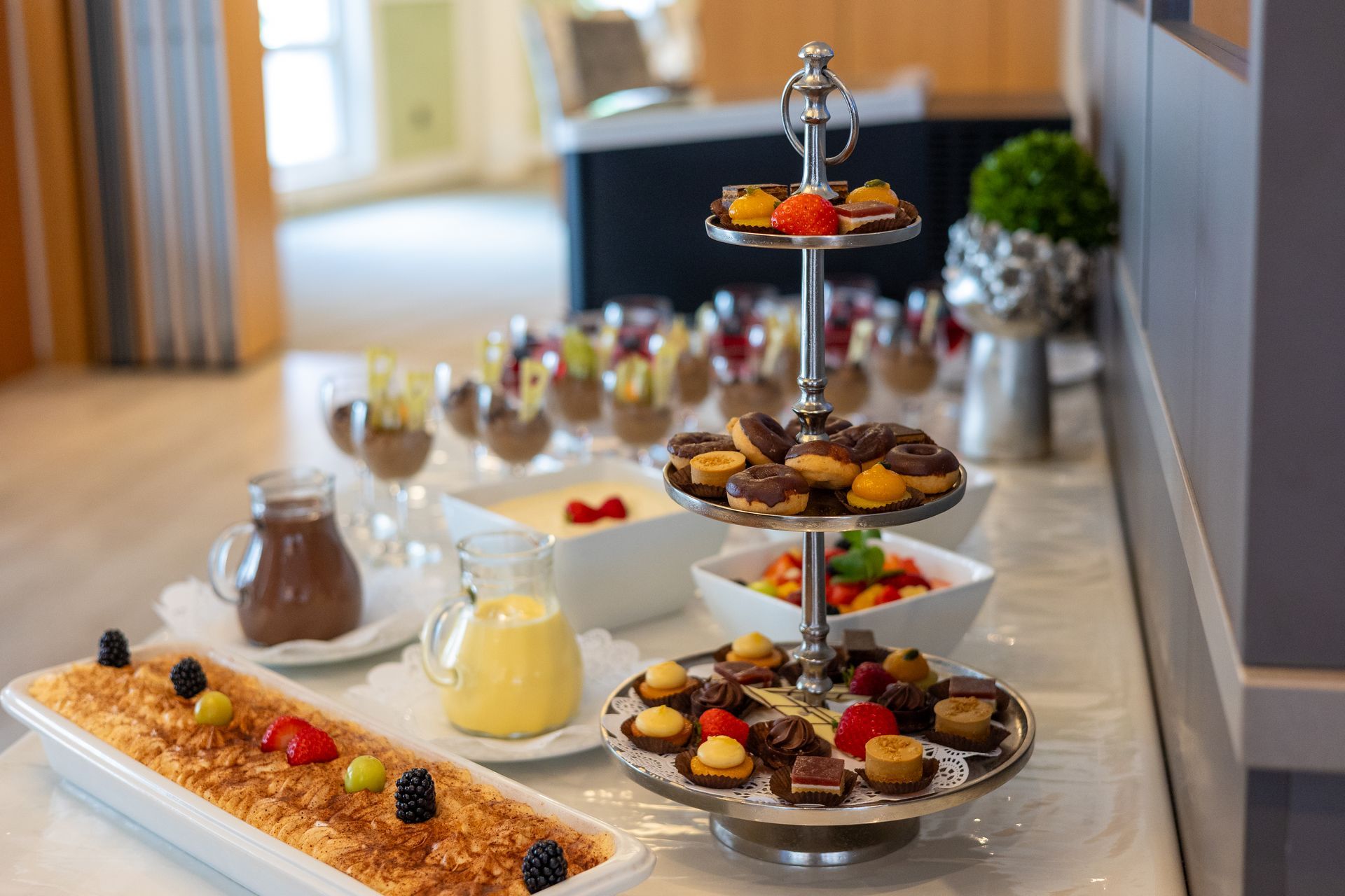 Ein Tisch mit einer Auswahl an Desserts und Getränken.