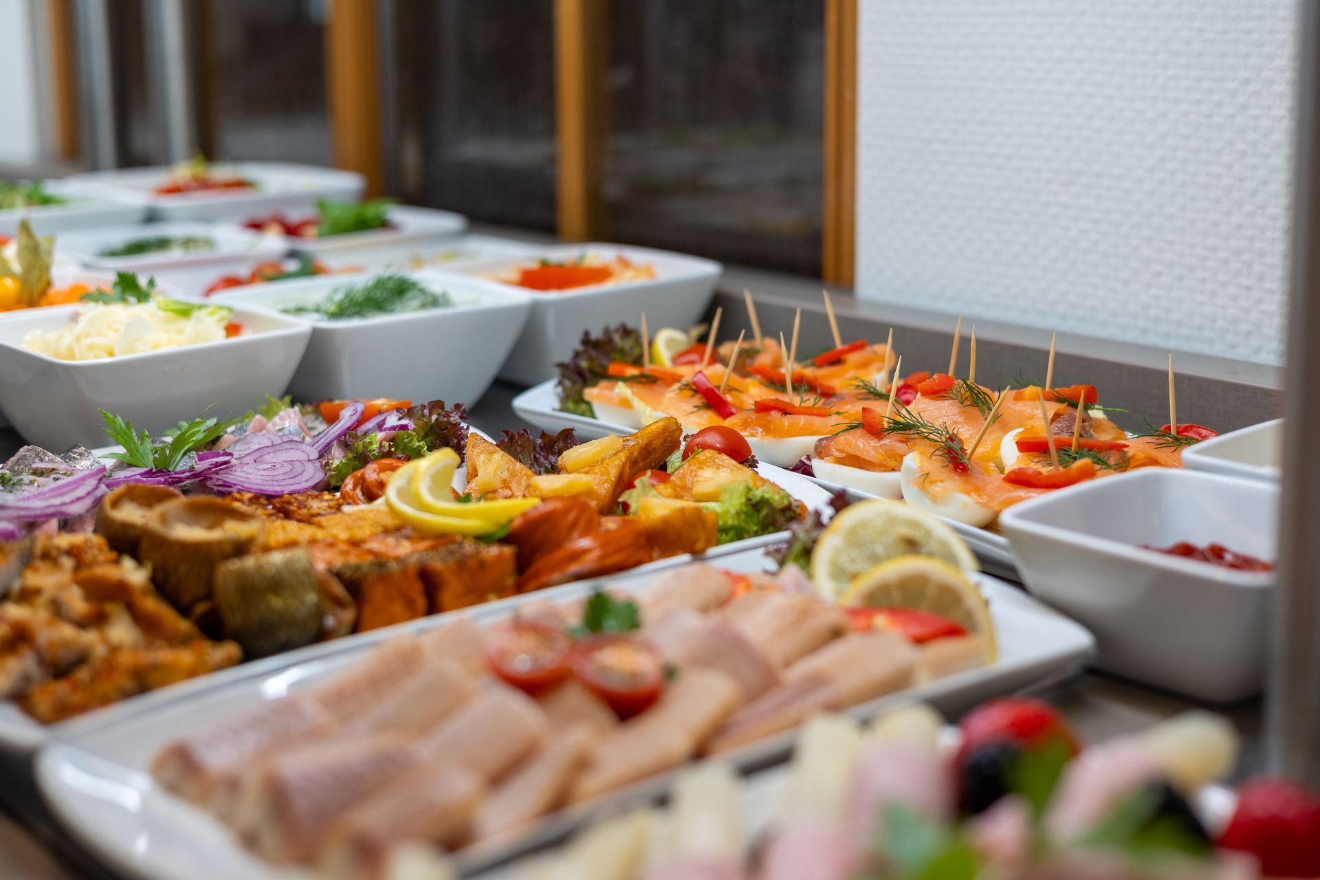 Ein Buffettisch mit vielen verschiedenen Arten von Speisen.