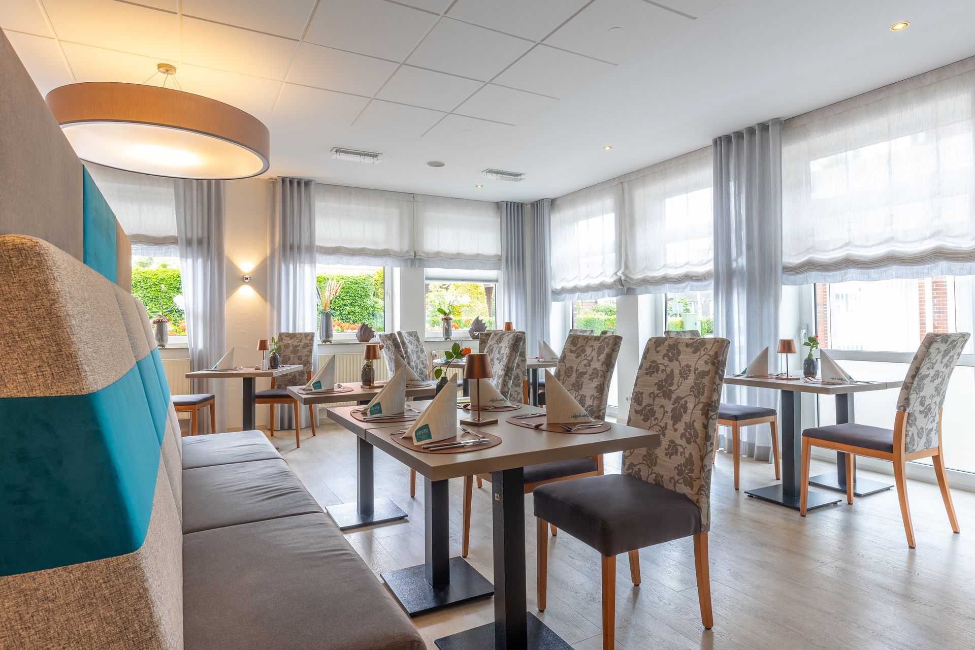 Im Restaurant gibt es viele Tische und Stühle.