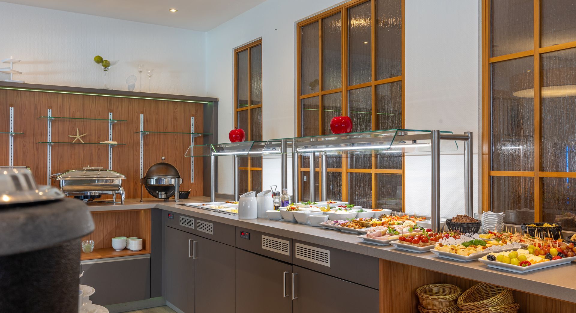 Ein Büfett in einem Restaurant mit viel Essen.