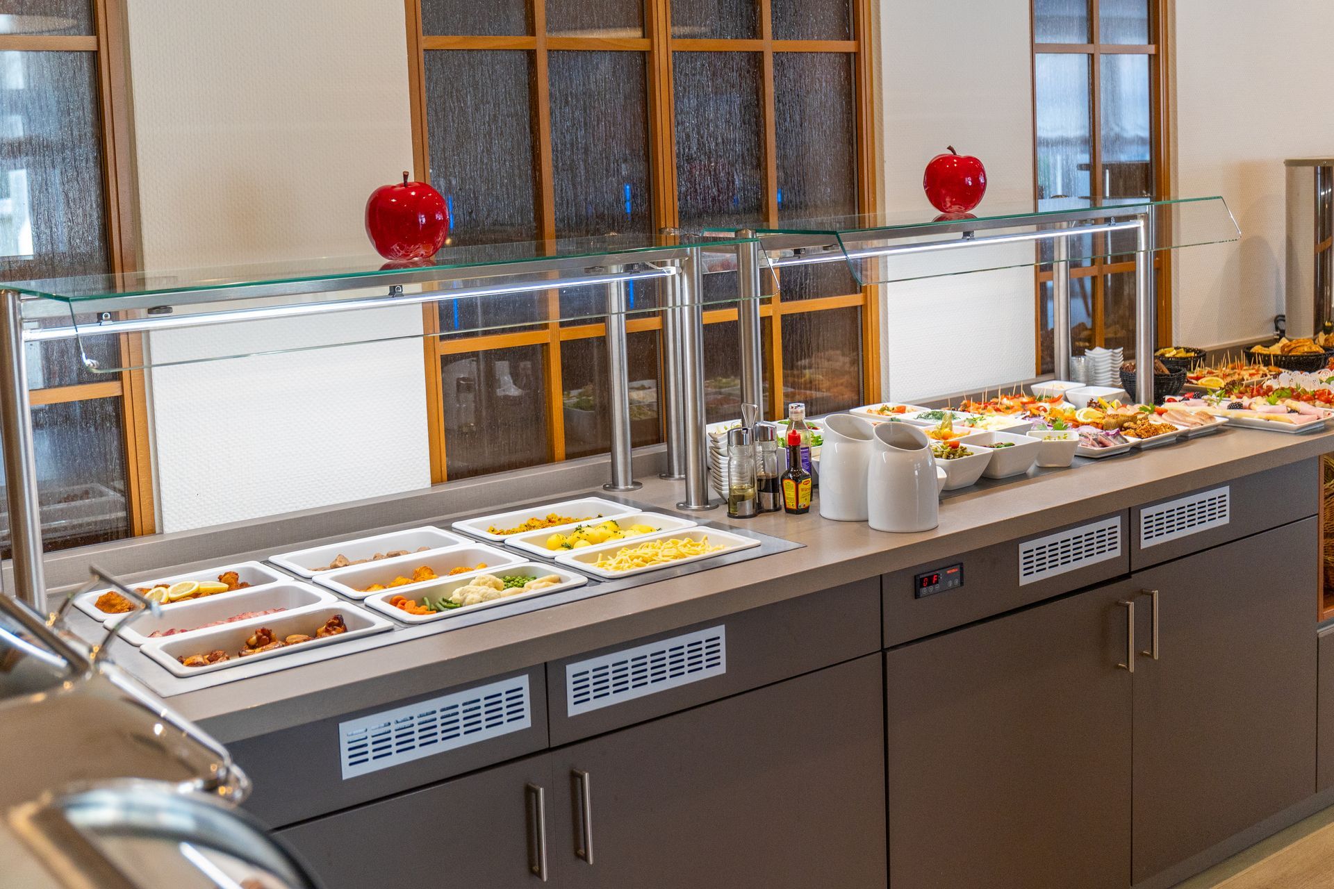 Ein mit viel Essen gefülltes Büfett in einem Restaurant.