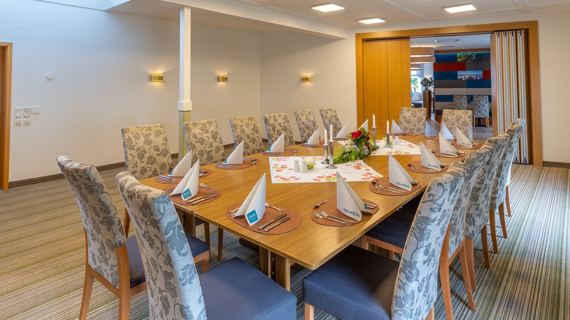 Es gibt einen langen Tisch mit vielen Stühlen drumherum.