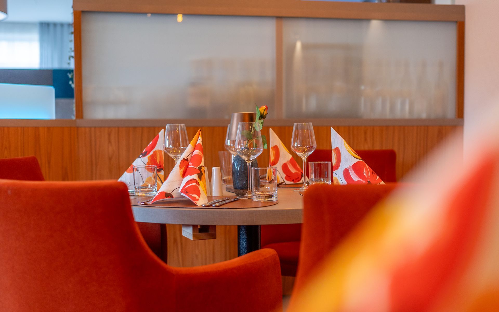 Ein Restaurant mit einem für eine Mahlzeit gedeckten Tisch und Stühlen.