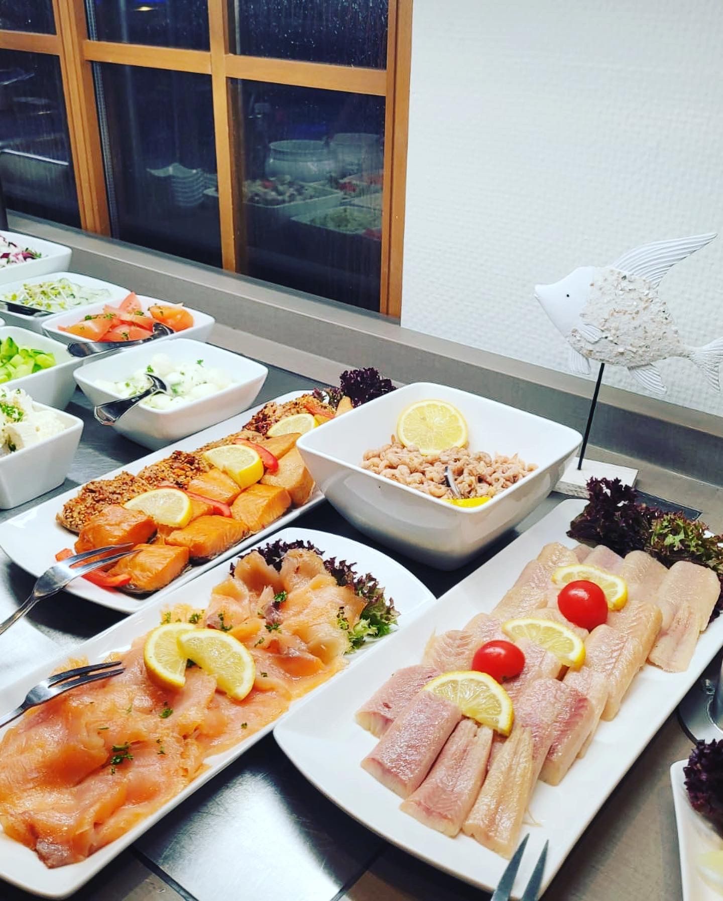 Ein Buffet-Tisch mit einer Auswahl an Speisen darauf