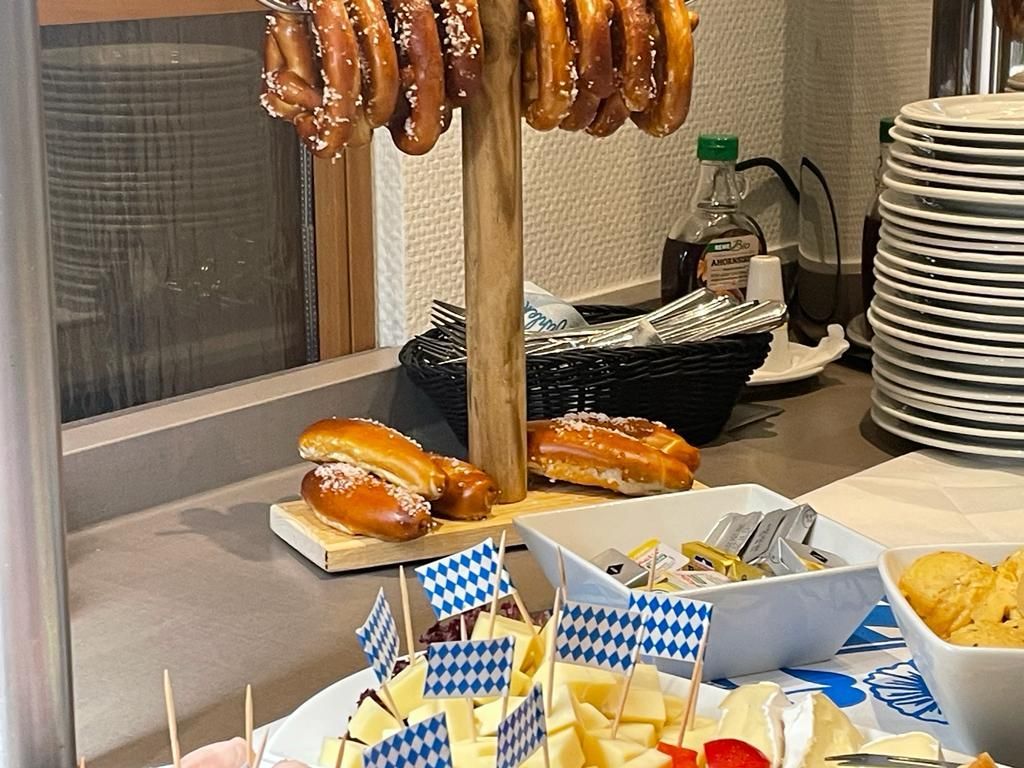 Ein Buffet mit Brezeln, Sandwiches, Käse und anderen Speisen.