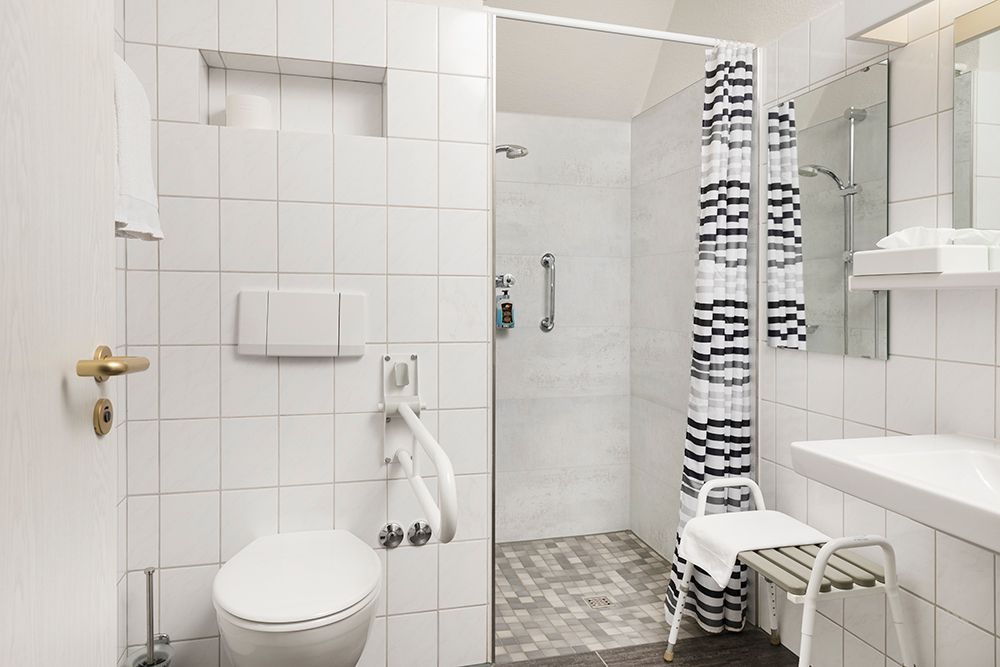 Ein Badezimmer mit Toilette, Waschbecken und Dusche.
