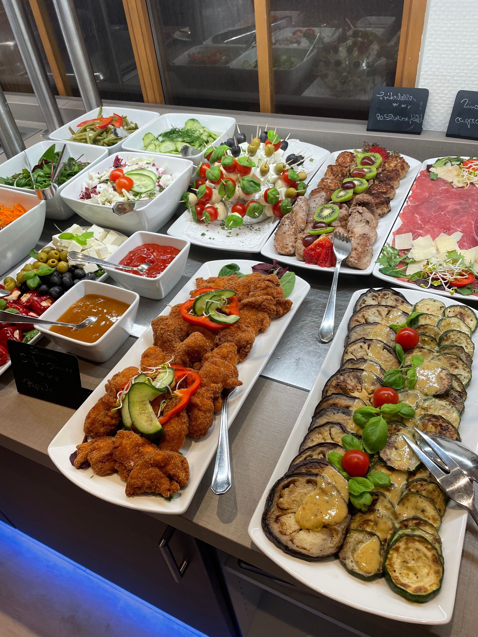 Es kommen viele unterschiedliche Speisen auf den Tisch.